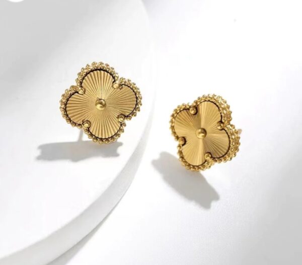 Tiny clover studs