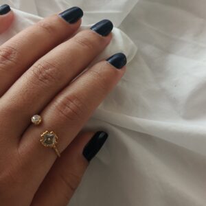Dainty round Ring