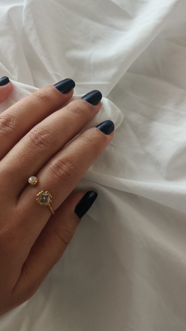 Dainty round Ring