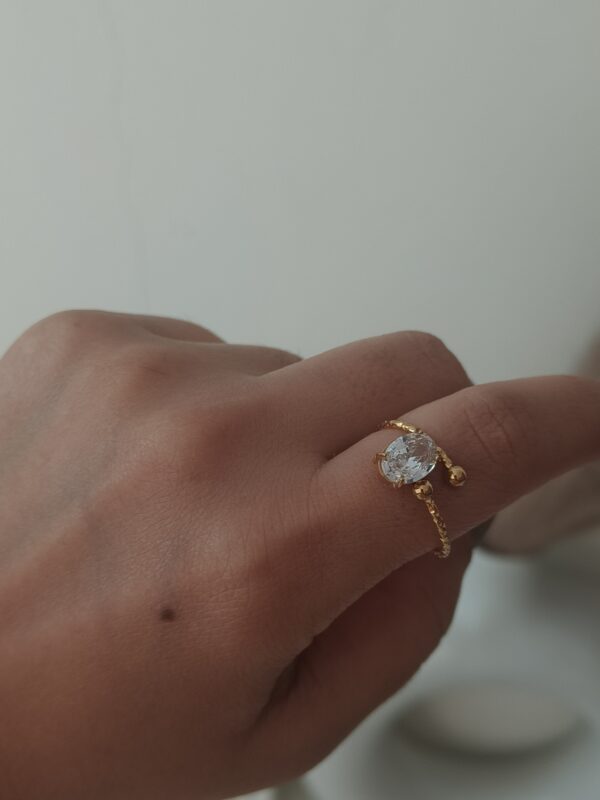 Oval solitaire ring