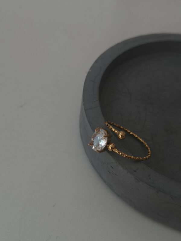 Oval solitaire ring - Image 2