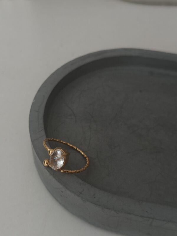Oval solitaire ring - Image 3