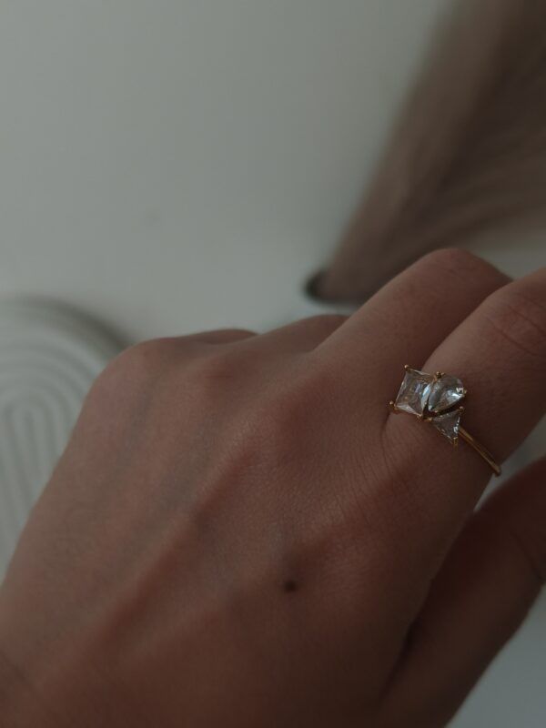 Dainty Three stone Ring - Image 2