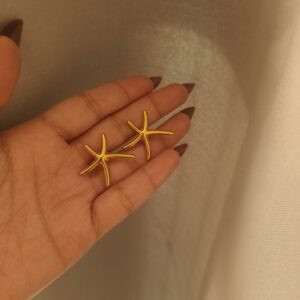 Tiny starfish studs